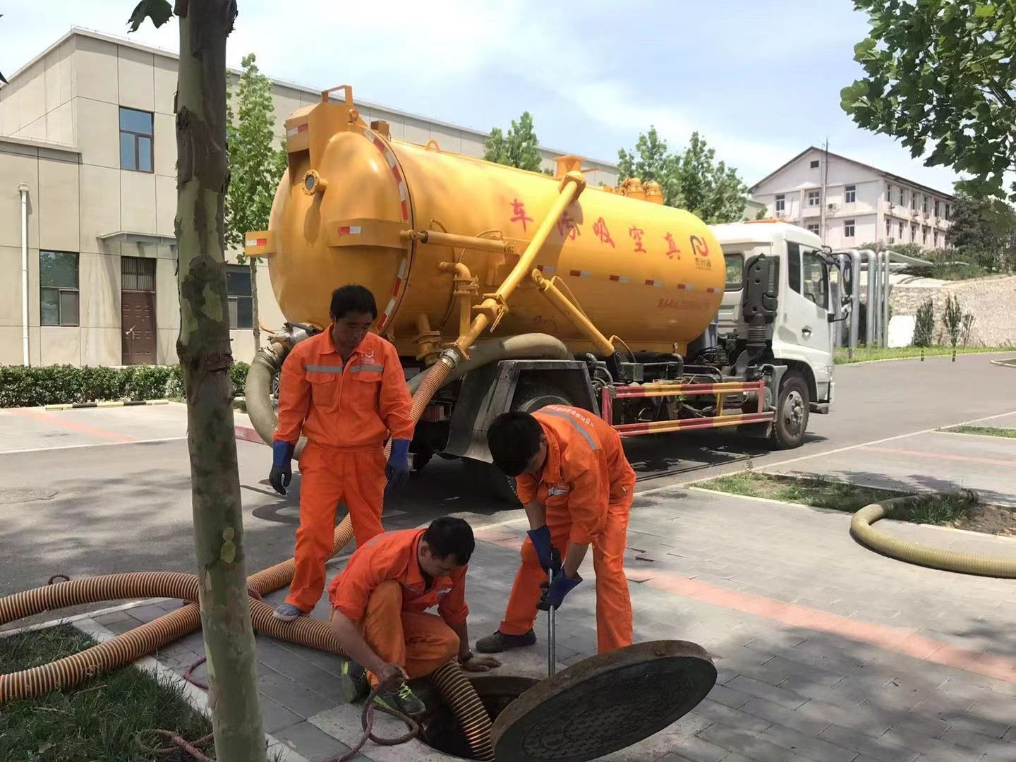 原平管道疏通车停在窨井附近